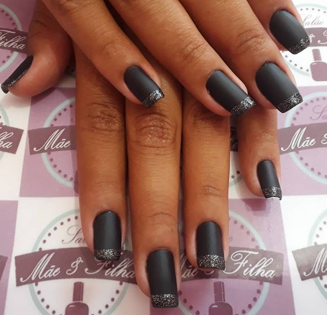 unha preta com glitter fino