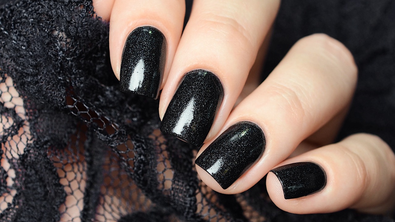 unha preta com glitter fino