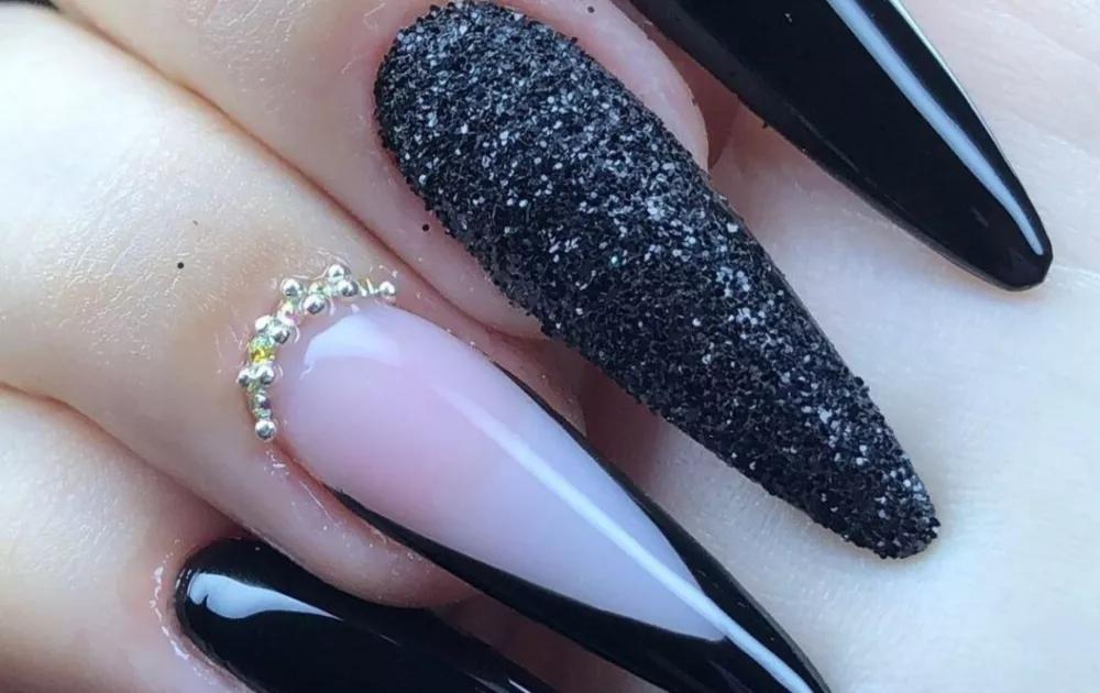 aplicar glitter prata na ponta unha preta degradê