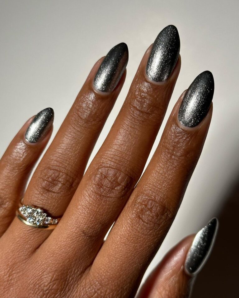 unha preta com glitter prata