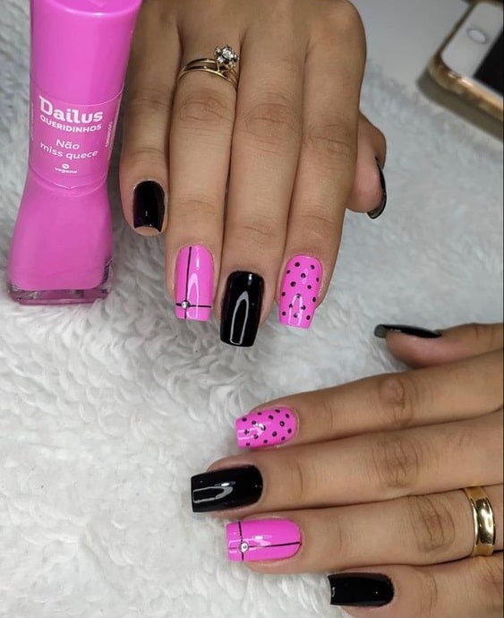 unha preta com glitter rosa minimalista