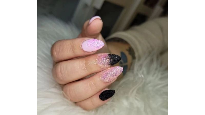 unha preta com glitter rosa abstrata