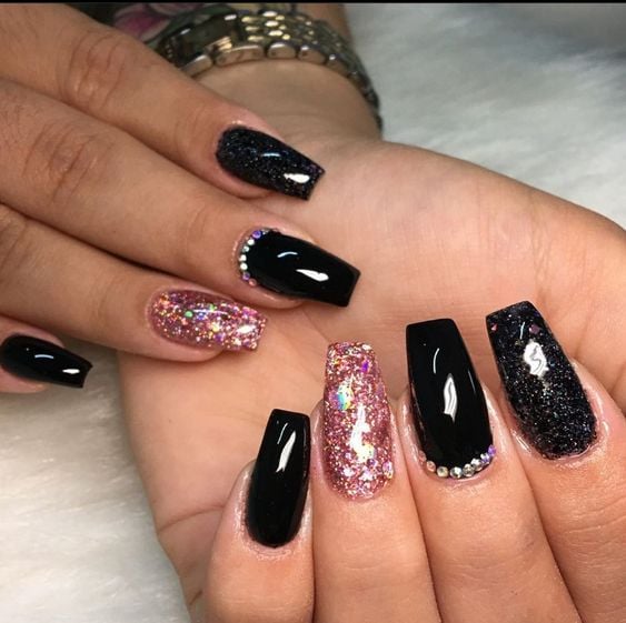 unha preta com glitter rosa e prata