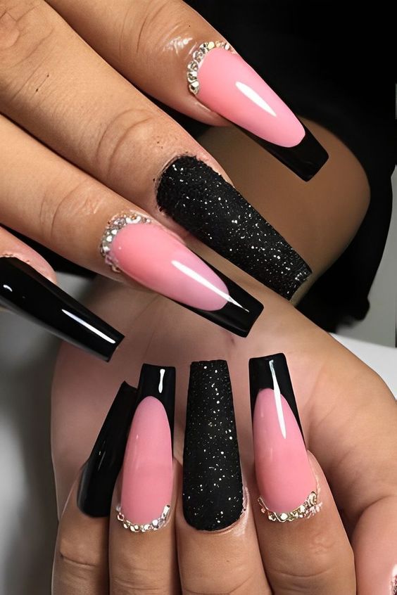unha preta com glitter rosa e prata
