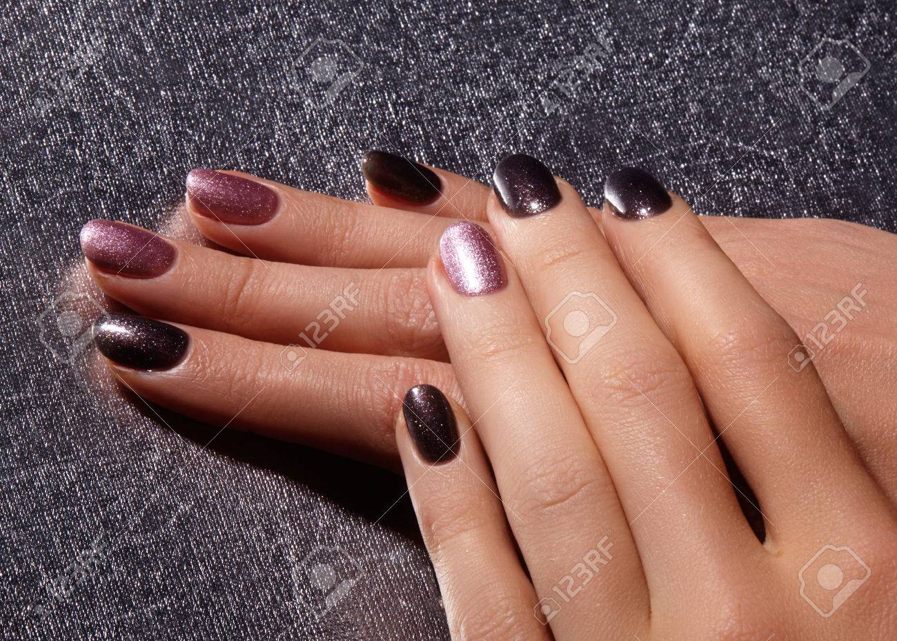unha preta com glitter rosa holográfico
