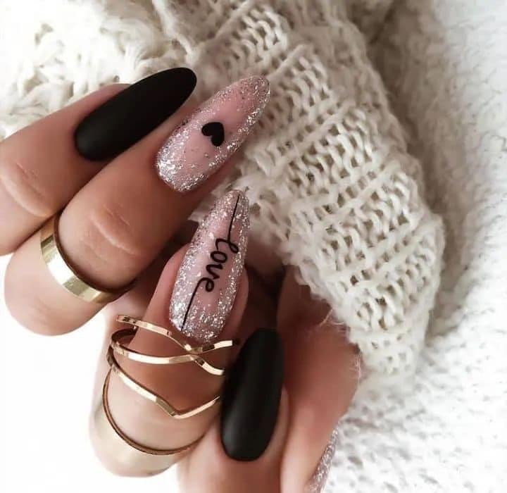 unha preta com glitter rosa e strass
