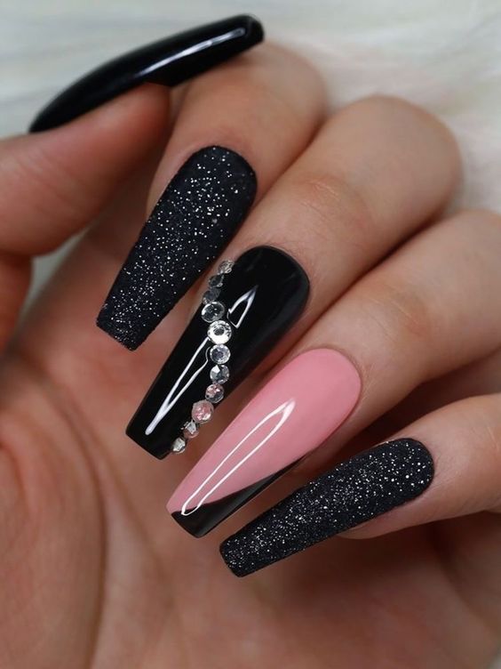 unha preta com glitter rosa em gel