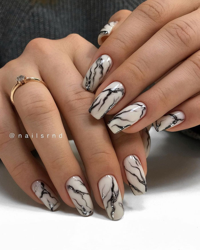 ideias de unhas pretas com prata para festas