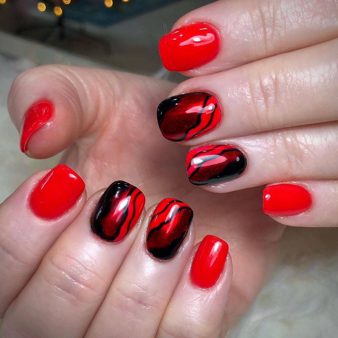 unha preta com glitter vermelho