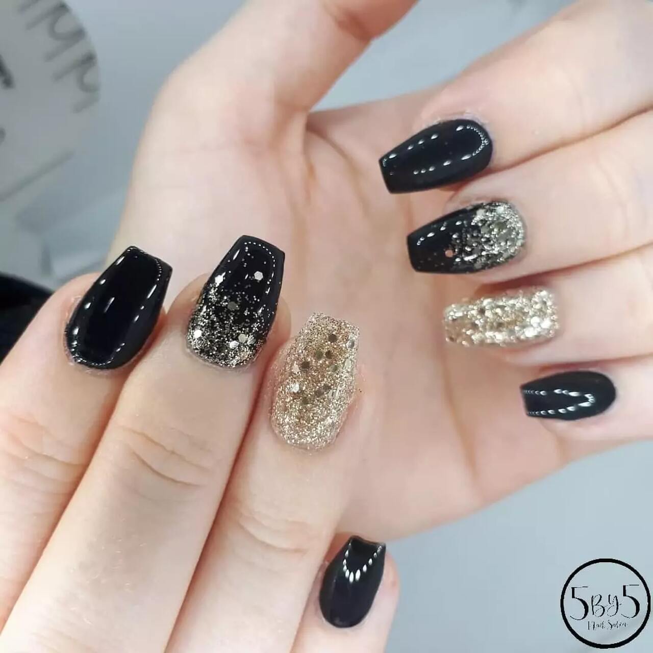 Unhas Pretas Fosco com Detalhes em Glitter: Elegância e Contraste