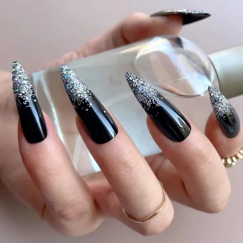 unha preta decorada com glitter