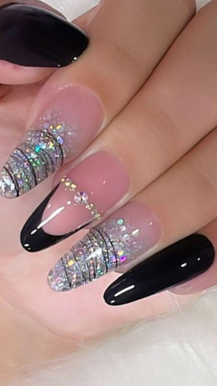 Unhas Pretas Fosco com Detalhes em Glitter: Elegância e Contraste