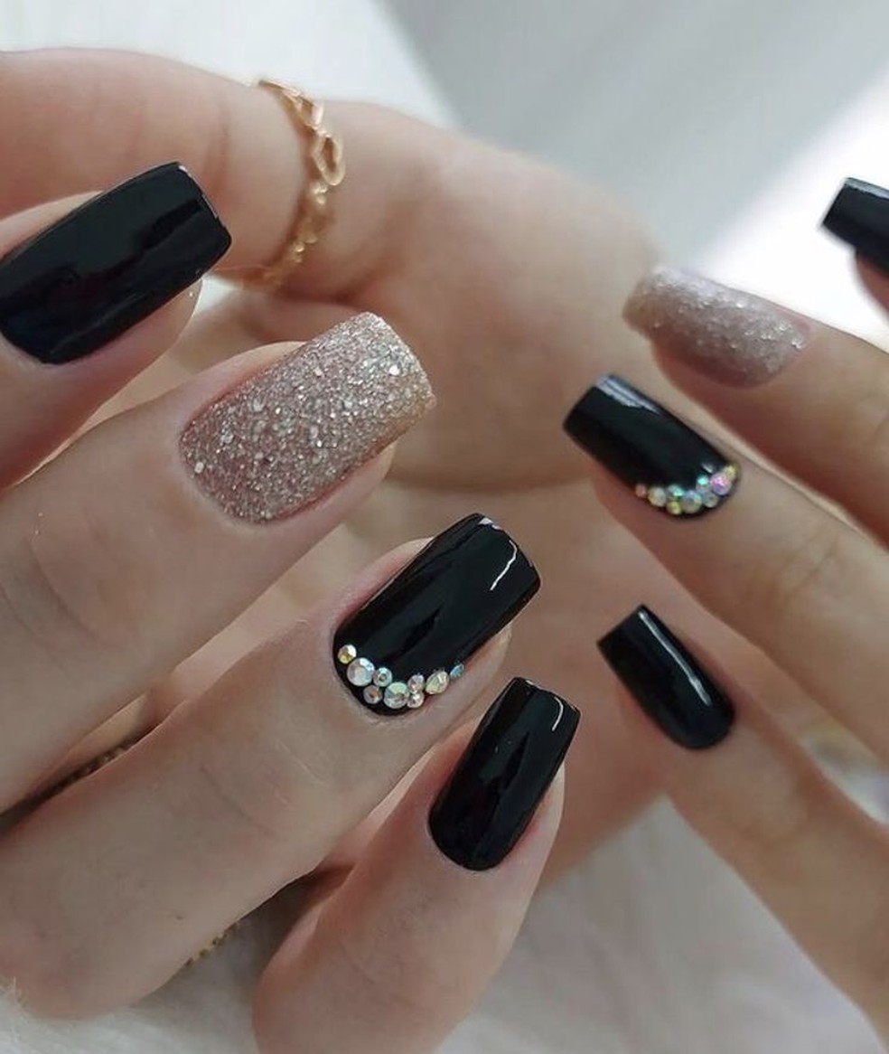 unha preta filha única glitter prata