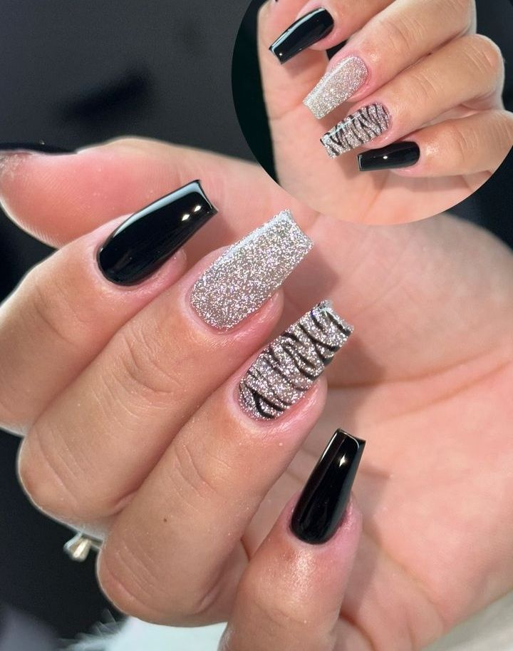 unha preta com glitter prata degradê