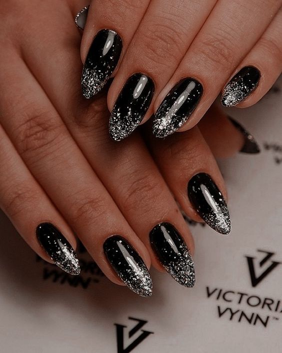 unha preta com francesinha glitter prata