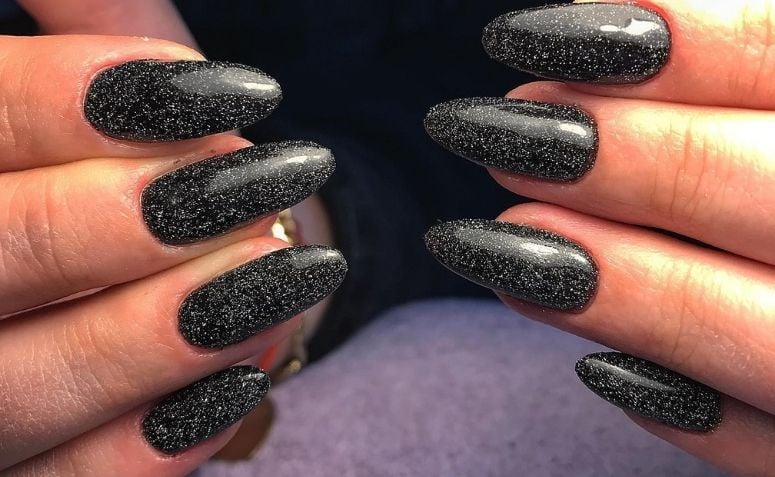 unha preta e prata com glitter
