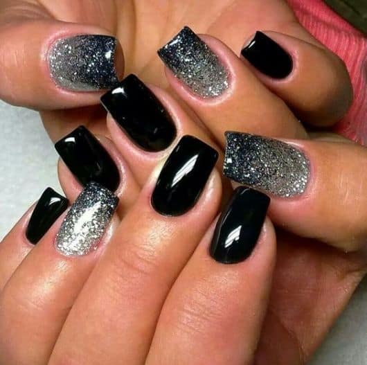 unha preta decorada com glitter