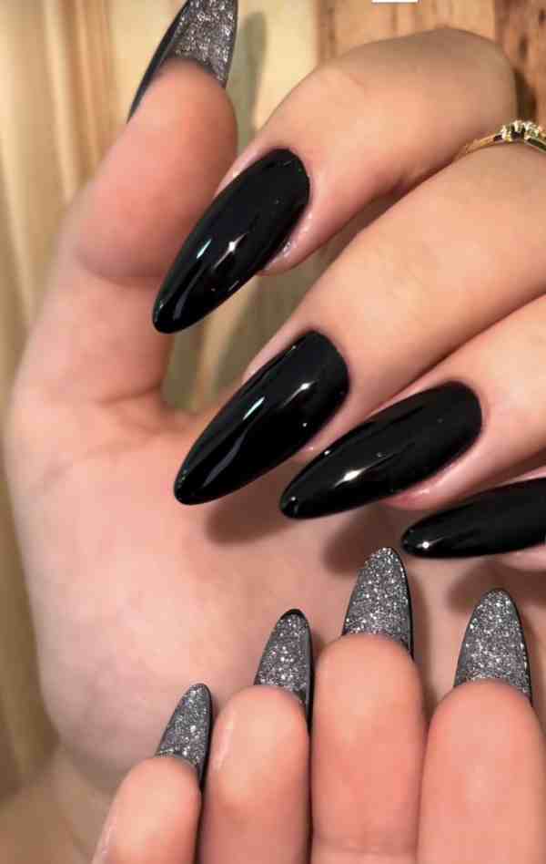 unha preta com glitter nas pontas