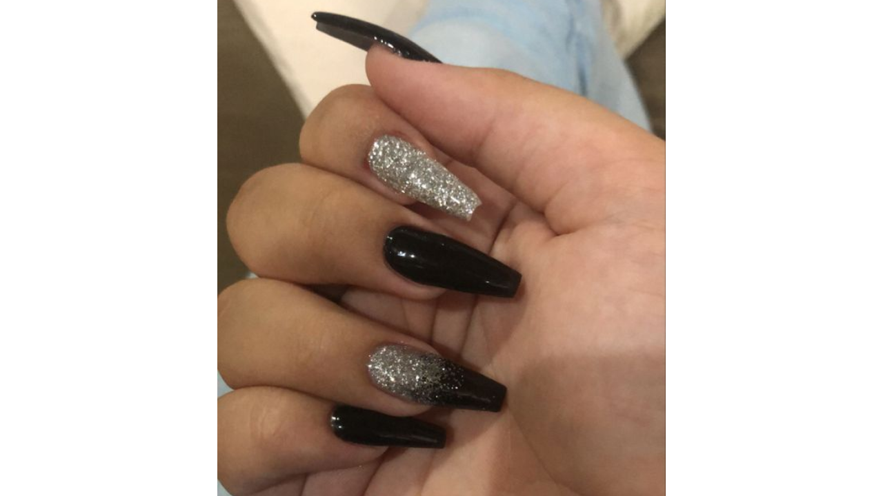 unha preta com francesinha glitter prata