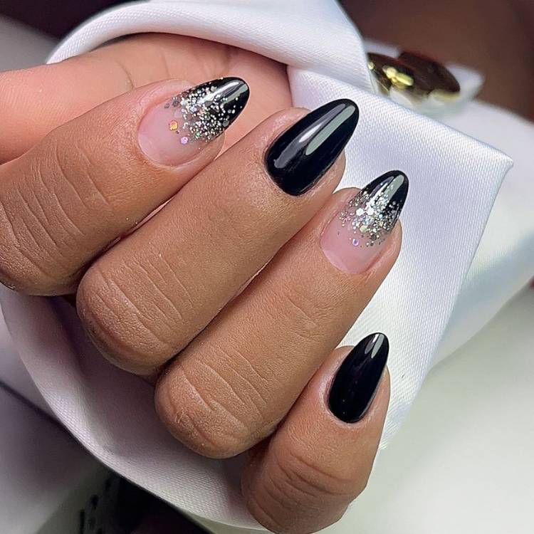 unha preta com glitter fino prata