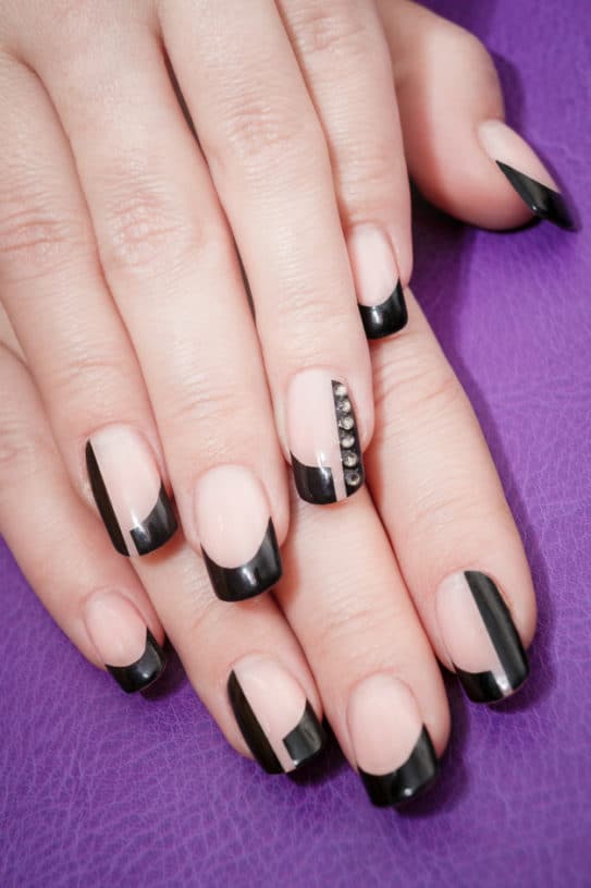 unha preta decorada simples vs. unhas pretas elaboradas