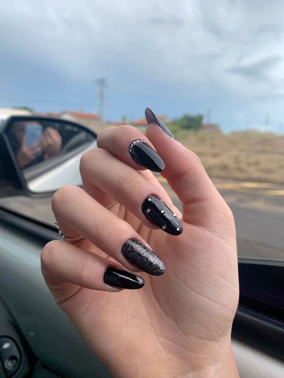 ideias de unhas pretas decoradas simples para festas