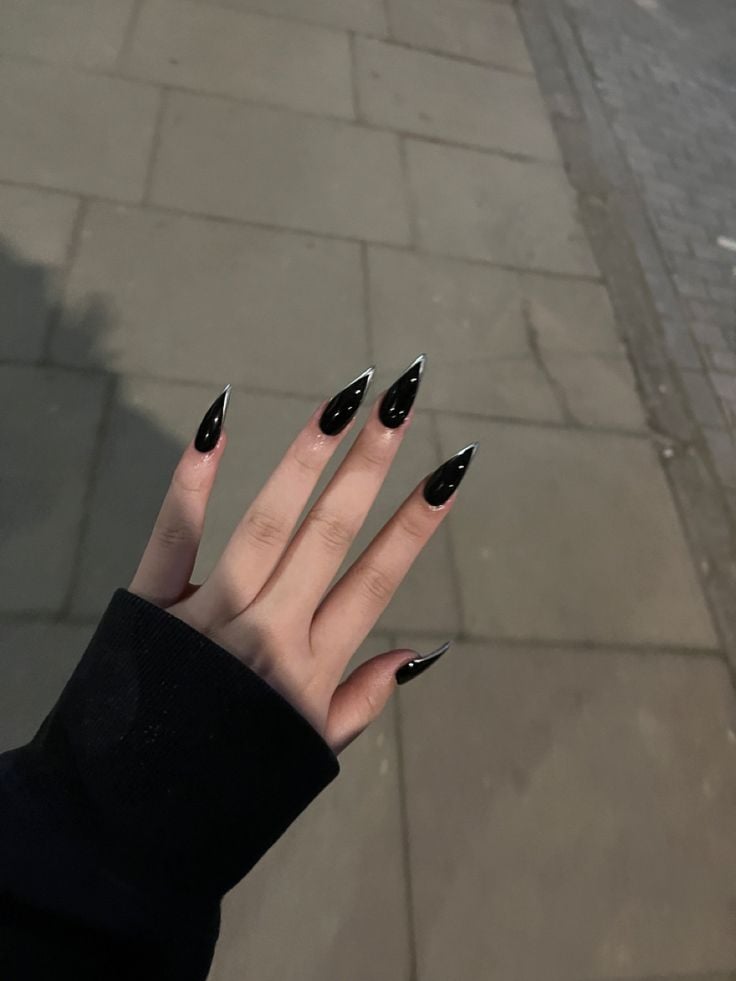 erros comuns ao fazer unhas pretas decoradas