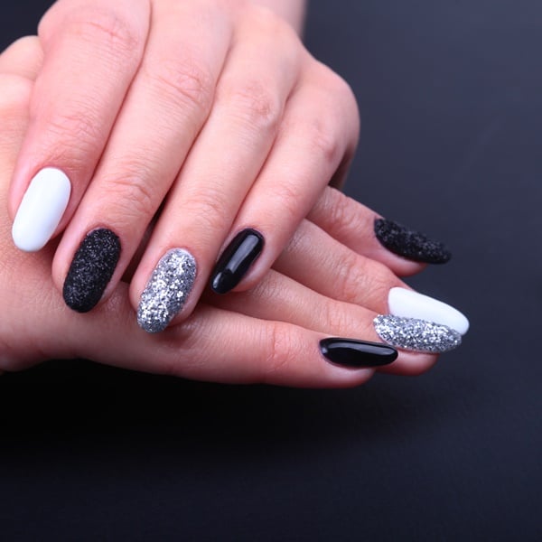 unha preta e branca com glitter