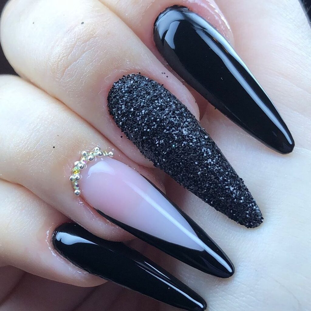 unha preta e branca com glitter