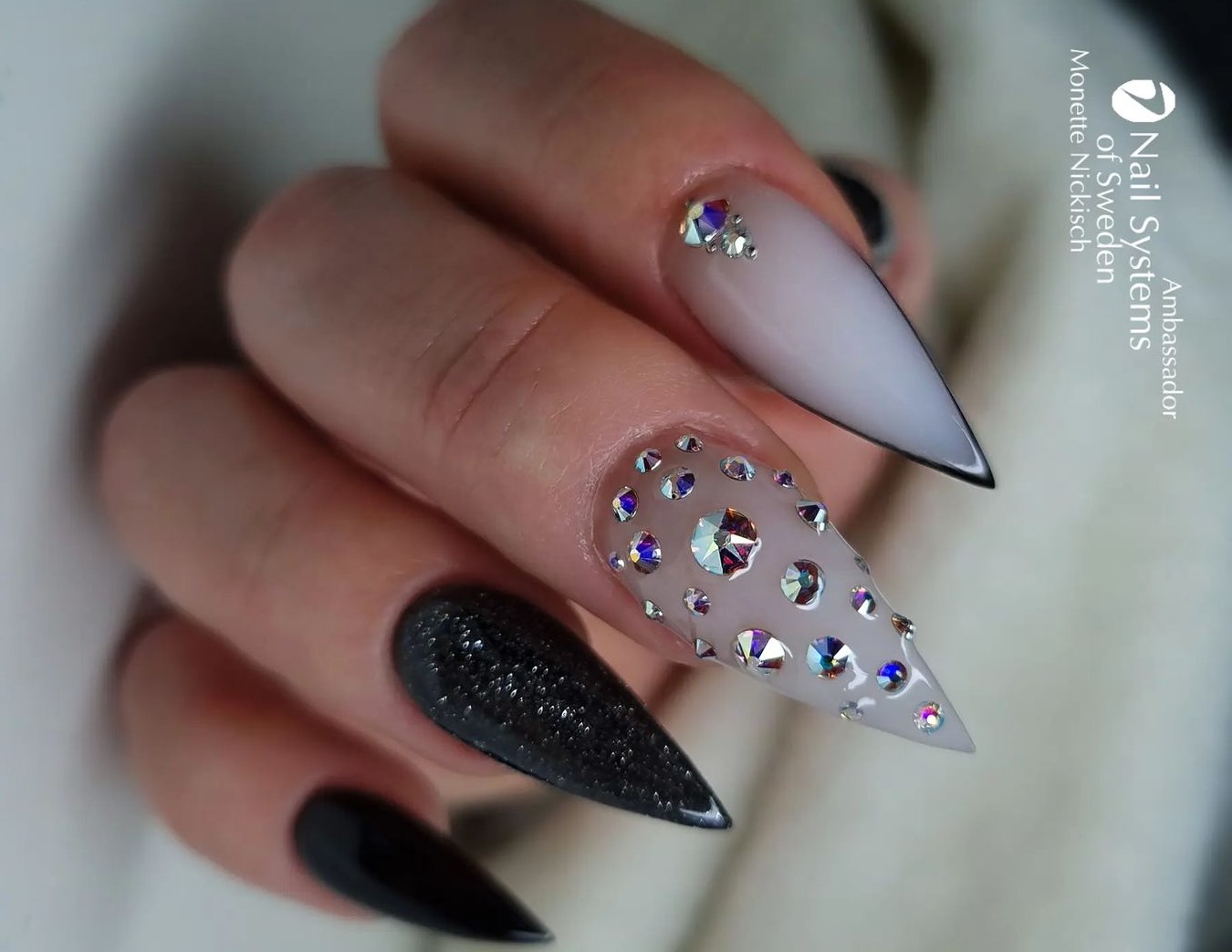 5 ideias de títulos para posts sobre unhas preto e branco com glitter:
1. Unhas Preto e Branco com Glitter: Guia Completo de Estilos e Aplicação
2. Brilho e Sofisticação: Descubra as Tendências de Unhas Preto e Branco com Glitter
3. DIY: Como Fazer Unhas Preto e Branco com Glitter Perfeitas em Casa
4. Francesinha Glitter e Ombré: Os Designs Mais Incríveis de Unhas P&B com Brilho
5. Unhas Preto e Branco com Glitter: Dicas de Aplicação para um Acabamento Profissional