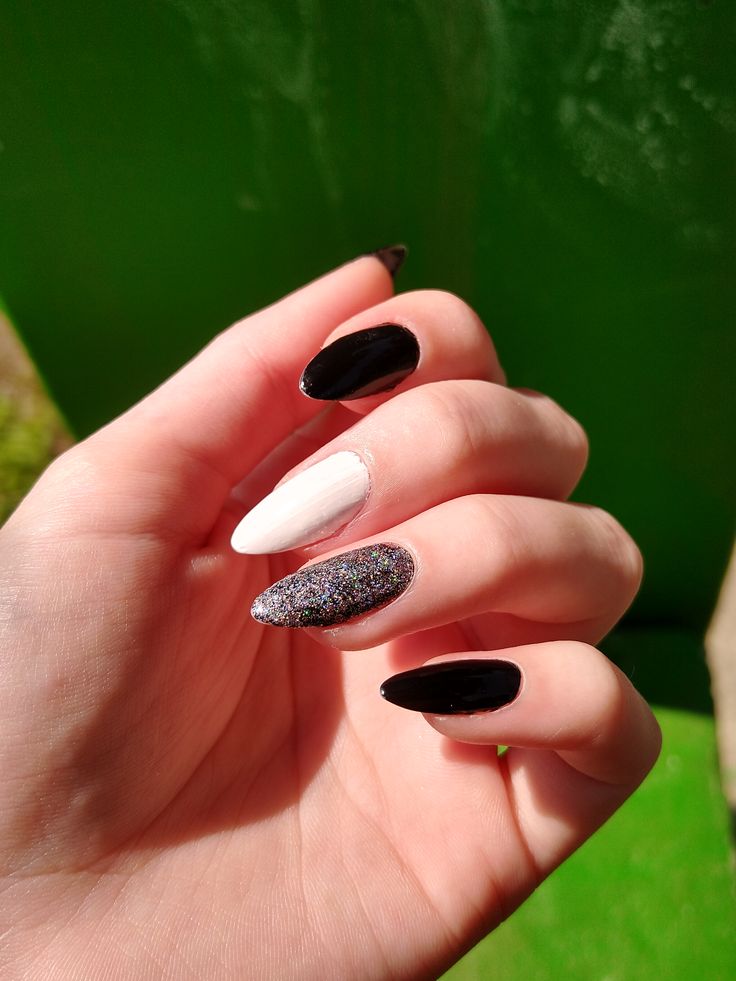 5 ideias de títulos para posts sobre unhas preto e branco com glitter:
1. Unhas Preto e Branco com Glitter: Guia Completo de Estilos e Aplicação
2. Brilho e Sofisticação: Descubra as Tendências de Unhas Preto e Branco com Glitter
3. DIY: Como Fazer Unhas Preto e Branco com Glitter Perfeitas em Casa
4. Francesinha Glitter e Ombré: Os Designs Mais Incríveis de Unhas P&B com Brilho
5. Unhas Preto e Branco com Glitter: Dicas de Aplicação para um Acabamento Profissional