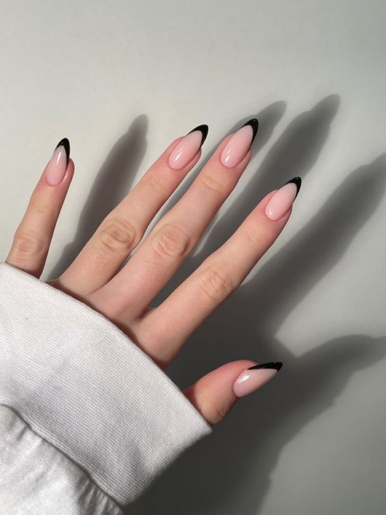 5 Ideias de Unhas Pretas e Brancas para um Visual Sofisticado
Como Fazer Unhas Francesinha Inversa Preto e Branco
Minimalismo nas Unhas: Pontos e Linhas Pretas e Brancas
Unha Filha Única: A Simplicidade do Contraste Preto e Branco
Efeito Marmorizado nas Unhas: Tutorial Preto e Branco Fácil