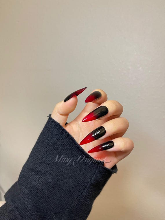 unha preta e vermelha