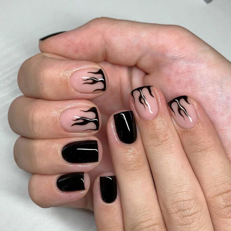 Tendências de nail art preta para alongamentos em gel