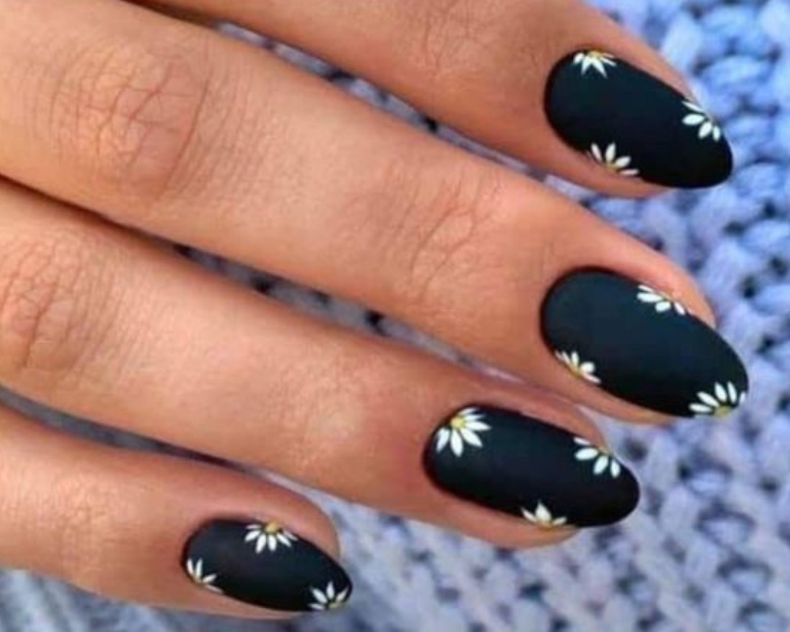 Sintomas e Tratamentos
4. Mitos e Verdades sobre Unhas Pretas: Saúde e Beleza
5. Como Usar Esmalte Preto: Dicas de Aplicação e Combinações