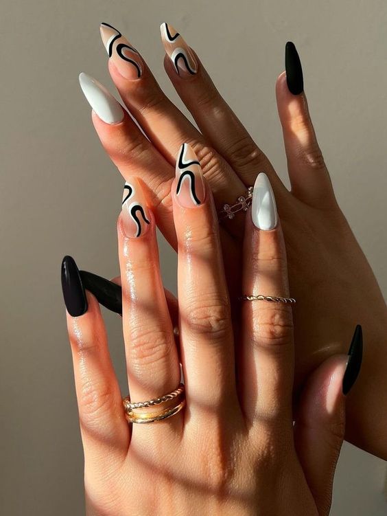 5 ideias de títulos para posts sobre unhas preto e branco:
1. Unhas Preto e Branco: As 10 Tendências Mais Quentes do Momento
2. Do Minimalista ao Ousado: Guia Completo de Nail Art Preto e Branco
3. Francesinha Preta: O Clássico Reimaginado para um Look Moderno
4. Unhas Xadrez: O Padrão Queridinho que Transforma seu Visual
5. Unhas Marmorizadas Preto e Branco: Sofisticação e Originalidade nas Suas Mãos