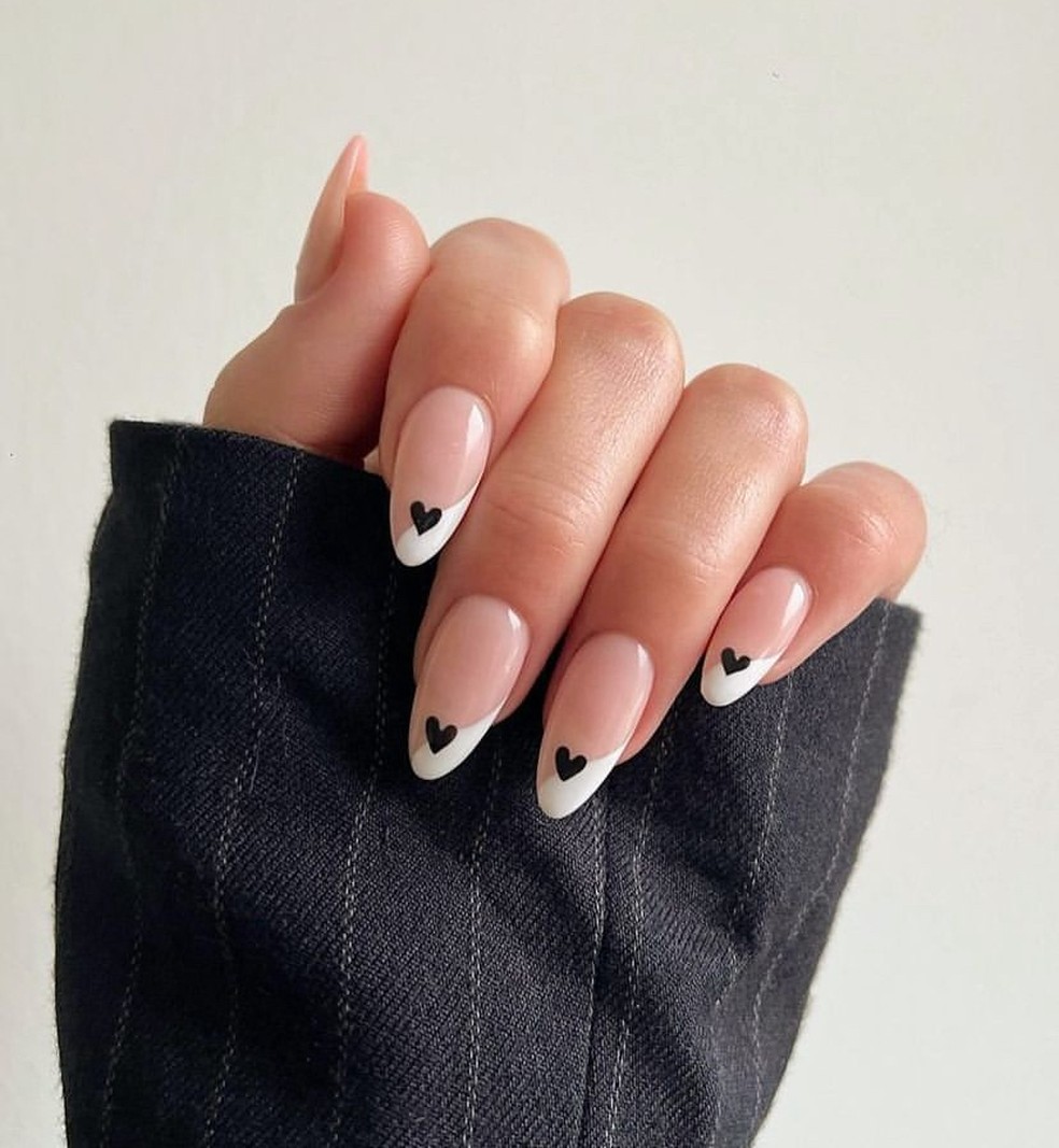 5 ideias de títulos para posts sobre unhas preto e branco:
1. Unhas Preto e Branco: As 10 Tendências Mais Quentes do Momento
2. Do Minimalista ao Ousado: Guia Completo de Nail Art Preto e Branco
3. Francesinha Preta: O Clássico Reimaginado para um Look Moderno
4. Unhas Xadrez: O Padrão Queridinho que Transforma seu Visual
5. Unhas Marmorizadas Preto e Branco: Sofisticação e Originalidade nas Suas Mãos