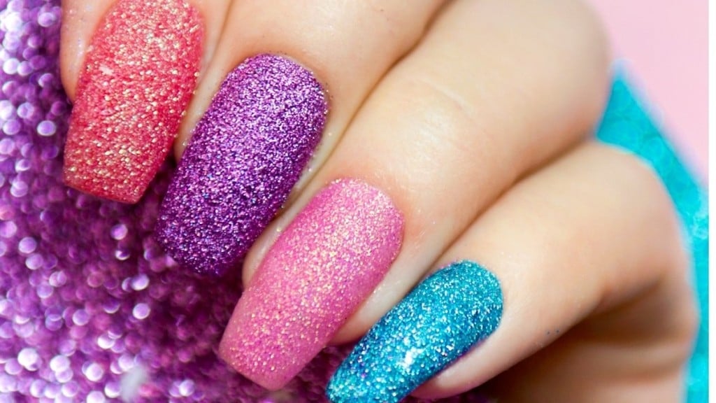 unhas com glitter carnaval