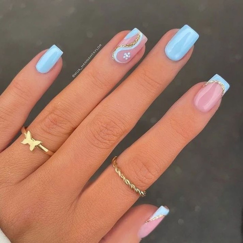 unha quadrada azul com dourado