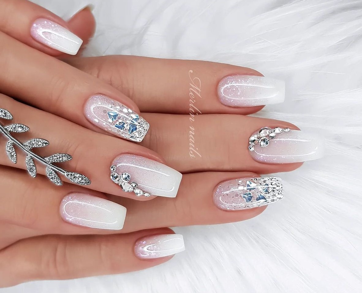 Tendências de Unhas Quadradas Decoradas 2026: Minimalismo e Nail Art Gráfica