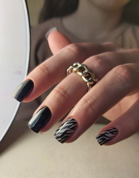 Unhas Quadradas Pretas: A Psicologia por Trás da Escolha