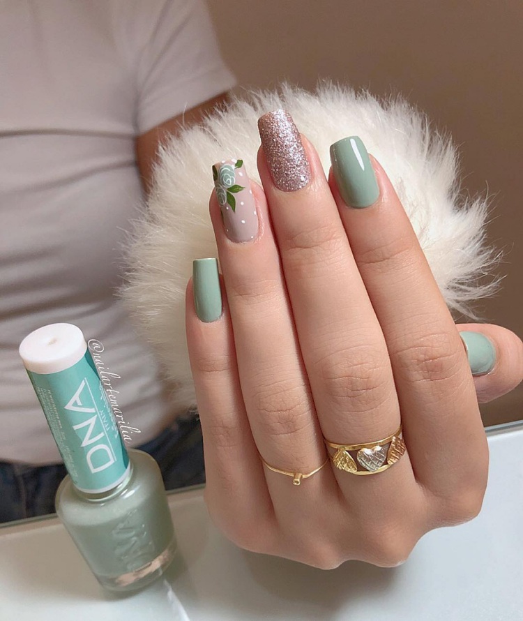esmalte vinho com vestido verde