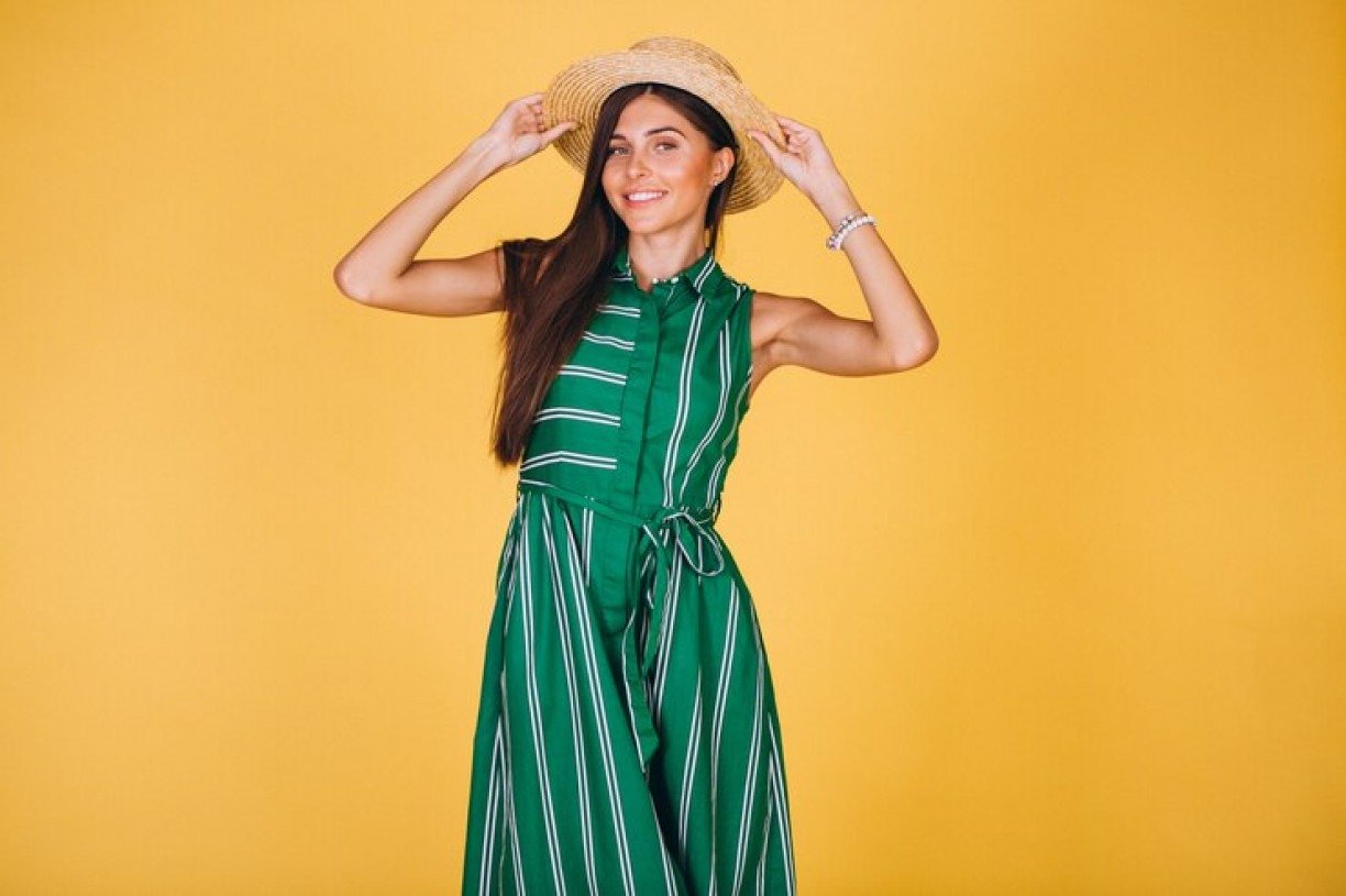 unha clara com vestido verde