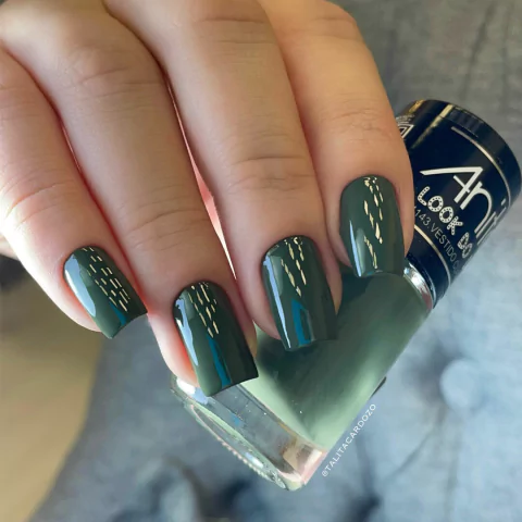 esmalte prata com vestido verde