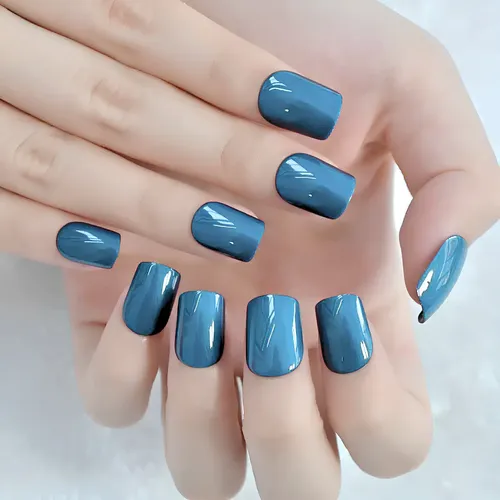 unha redonda azul com glitter