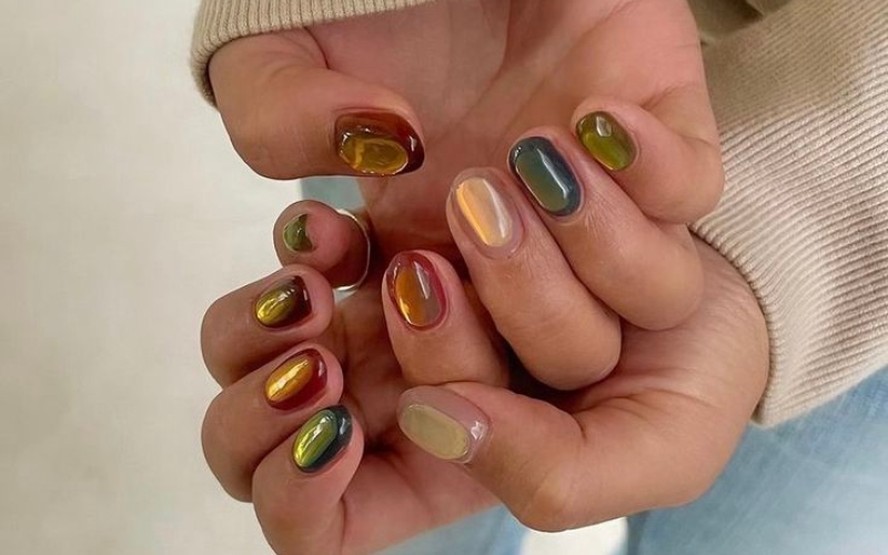 unha redonda curta decorada vs unha quadrada curta decorada