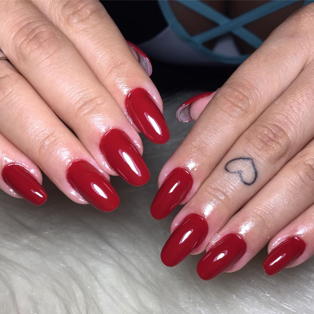 unha redonda decorada vermelha com pedraria