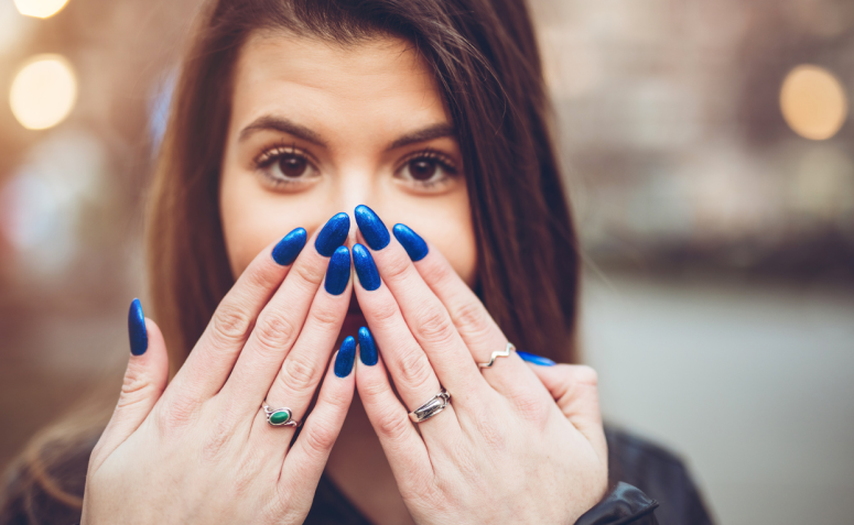 unha redonda pequena com esmalte nude