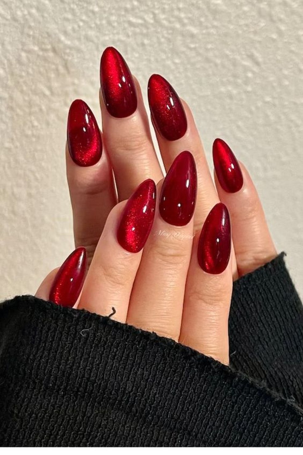 inspiração unhas redondas vermelhas decoradas