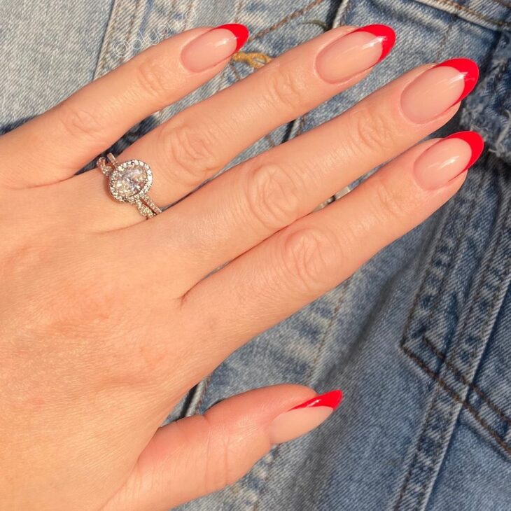 unha redonda vermelha decorada